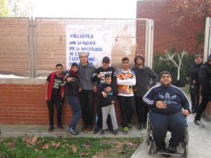 Alumnes de Can Barriga amb el cartell